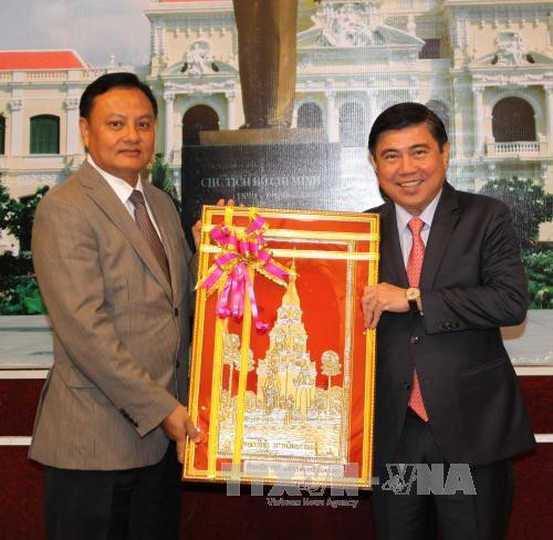 胡志明市人民委员会主席阮成峰会见沙湾拿吉省委书记兼省长山迪帕·丰威汉。（图片来源：越通社）