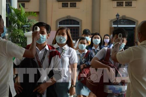 资料图：菲律宾首都马尼拉某学校给学生测体温。图自越通社
