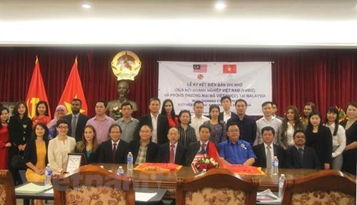 双方代表合影留念。图自越通社 双方代表合影留念。图自越通社