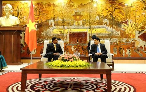 越共中央委员、河内市委副书记、市人民委员会主席阮德钟会见斯里兰卡新任驻越南大使Sampath Prasanna Walpita Gamage。图自互联网