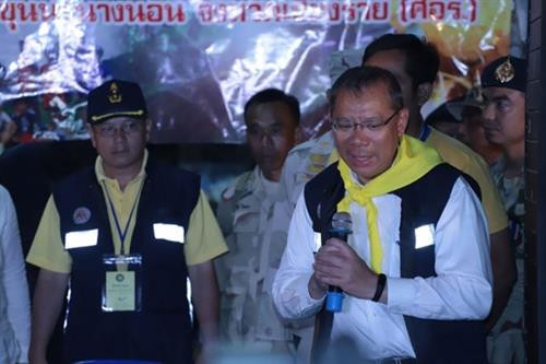 泰国清莱府府尹那荣萨8日晚在新闻发布会上说,4名被困山洞的少年足球队员当天傍晚被成功救出。(图片来源于互联网) 泰国清莱府府尹那荣萨8日晚在新闻发布会上说,4名被困山洞的少年足球队员当天傍晚被成功救出。(图片来源于互联网)