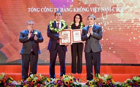 越南国家航空总公司领导上台领奖。（图片来源于互联网）