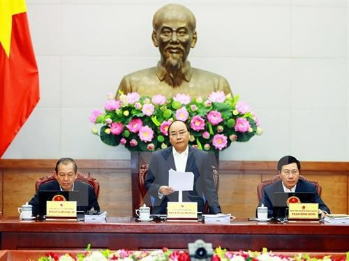 越南政府总理阮春福在一场政府例行会议上发表讲话。（图片来源：越通社）