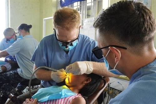 太平洋天使活动为广南省居民免费看病送药。（图片来源：越通社）