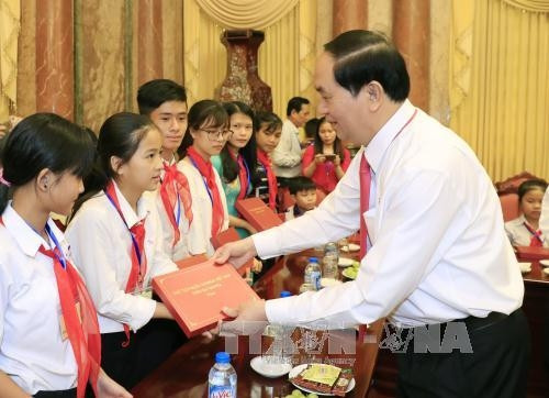 越南国家主席陈大光向优秀特困儿童赠送礼品。（图片来源：越通社）