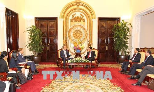 越南政府副总理兼外长范平明会见世界经济论坛执行董事博尔格·布伦德 ảnh 1