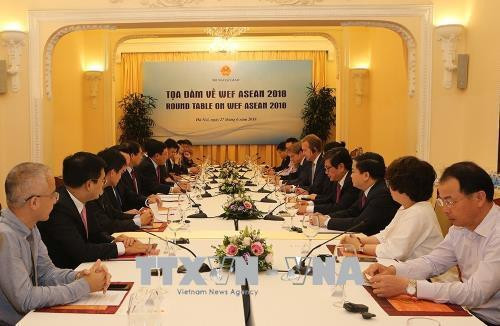 越南政府副总理兼外长范平明会见世界经济论坛执行董事博尔格·布伦德 ảnh 2