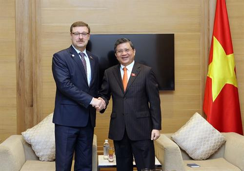 越南国会对外委员会主任阮文酉会见了俄罗斯联邦委员会外交事务委员会主席康斯坦丁·科萨切夫。（图片来源：越通社）