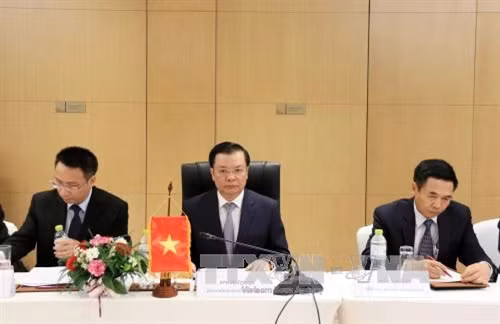 丁进勇（中）已同老挝财政部长宋迪·敦迪共同主持了越老财政部合作计划指导委员会第十三次会议。（图片来源：越通社）