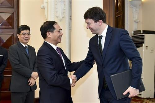 越南外交部副部长裴青山在河内与捷克共和国外交部第一副部长卢卡斯·考茨基。图自越通社
