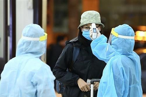 医务人员进行体温测量 。图自越通社 医务人员进行体温测量 。图自越通社