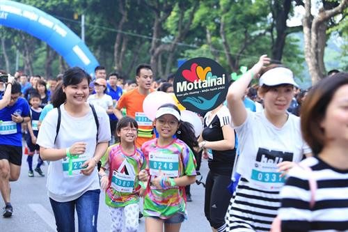 第七届Mottainai 节框架下举行的第二次Mottainai Run 义跑活动吸引艺术界人士和近1500名运动员参加。图自互联网 第七届Mottainai 节框架下举行的第二次Mottainai Run 义跑活动吸引艺术界人士和近1500名运动员参加。图自互联网