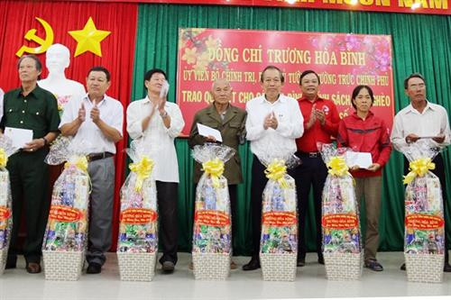 政府常务副总理张和平向宁顺省优抚家庭和贫困户赠送春节慰问品。（图片来源：越通社）