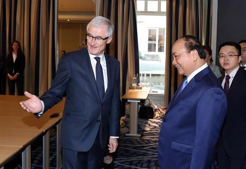 政府总理阮春福会见法兰德斯大区政府首席大臣基尔特•布尔乔亚。图自越通社