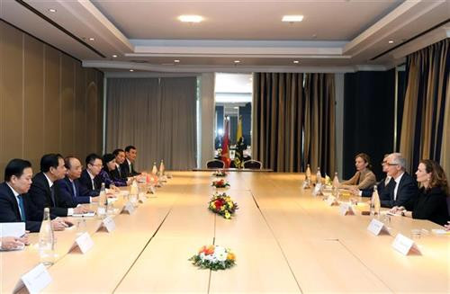 双方会谈场景。图自 越通社
