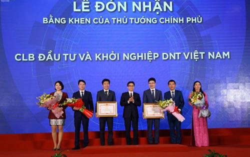 2019年“优秀青年创业家”称号授予仪式现场。图自互联网 2019年“优秀青年创业家”称号授予仪式现场。图自互联网