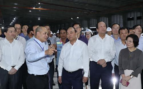 阮春福参观了Tanifood 农产品加工厂。（图片来源：越通社）