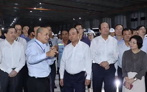 阮春福参观了Tanifood 农产品加工厂。（图片来源：越通社）