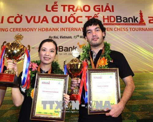 阿根廷棋手山德罗（右）问鼎2018年HDBank国际象棋公开赛冠军。（图片来源：越通社）