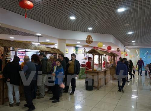 游客排队品尝越南米粉。（图片来源：越通社）