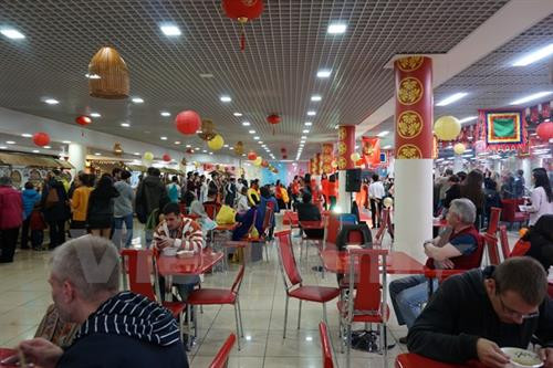 越南街头美食文化节吸引众多俄罗斯食客。（图片来源：越通社）