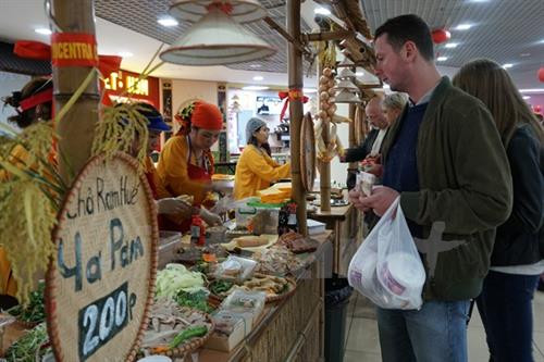 越南街头美食文化节吸引众多俄罗斯食客。（图片来源：越通社）