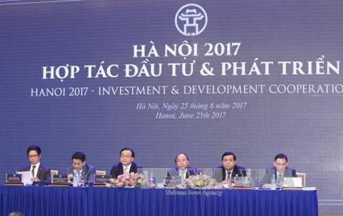 越南政府总理阮春福出席“2017年河内市—投资合作与发展”会议。（图片来源：越通社）