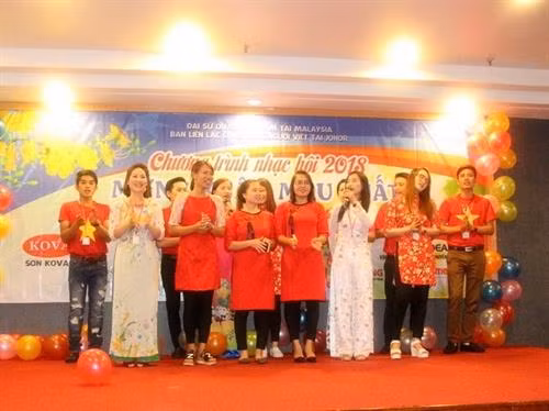 “2018年迎新春音乐会”在马来西亚举行。(图片来源:越通社) “2018年迎新春音乐会”在马来西亚举行。(图片来源:越通社)