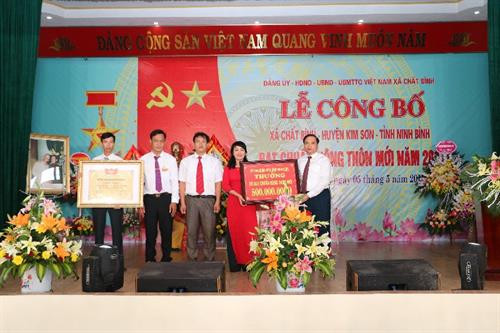 宁平省委副书记、人民委员会主席陈宏广向质平乡领导代表授予新农村乡证书。图自http://ninhbinh.gov.vn 宁平省委副书记、人民委员会主席陈宏广向质平乡领导代表授予新农村乡证书。图自http://ninhbinh.gov.vn