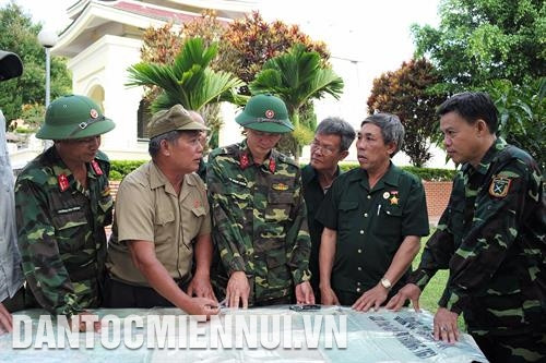 老战士们与第三军烈士遗骨归宿队进行讨论。记者 黄河 摄