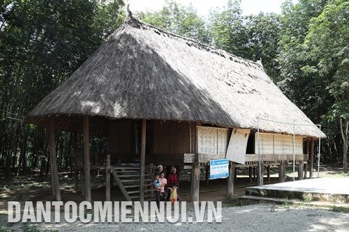 玉回县叶坚族人的公共屋。这是该族同胞举行各项共同活动，发挥民族文化特色。记者 黄河 摄