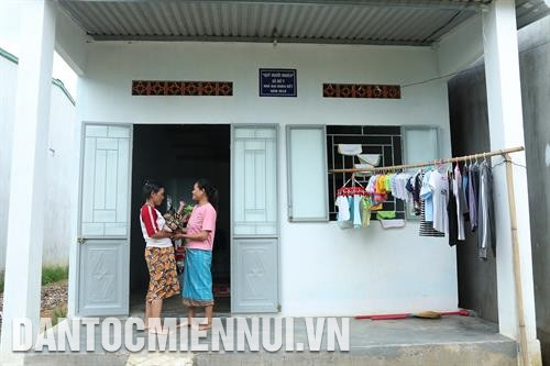 为玉回县居民看治病得质量不断提升。记者 黄河 摄 供布娄族人居住的布伊大团结房子。记者 黄河 摄