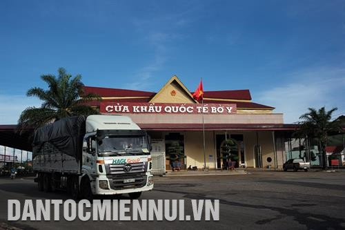 一辆辆货车把货物送到老挝和柬埔寨。记者 黄河 摄