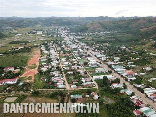 布伊乡布娄族人的村庄。记者 黄河 摄