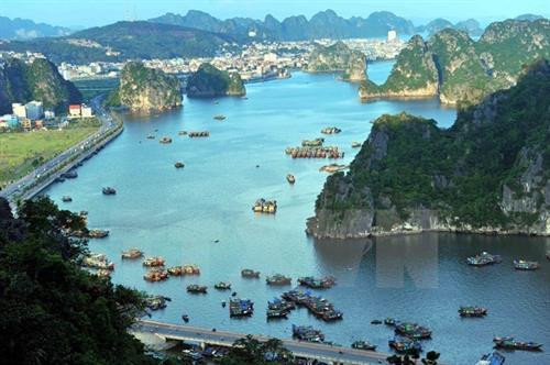 资料图：越南广宁省下龙湾美景。 图自越通社