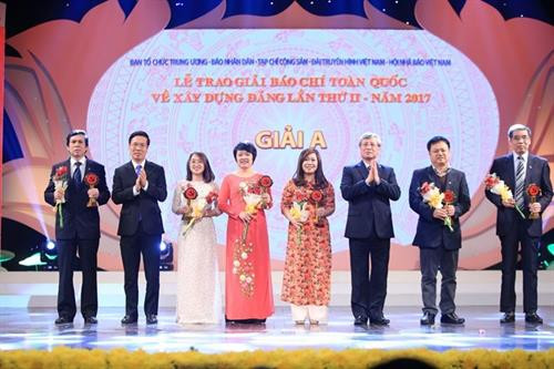 2017年第二次“金锤子镰刀”全国党建新闻奖颁奖仪式。(图片来源:越通社) 2017年第二次“金锤子镰刀”全国党建新闻奖颁奖仪式。(图片来源:越通社)