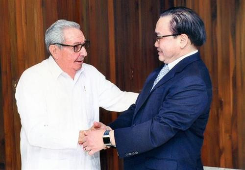越共中央政治局委员、河内市委书记黄忠海与古巴共产党中央执行委员会第一书记劳尔·卡斯特罗。图自互联网