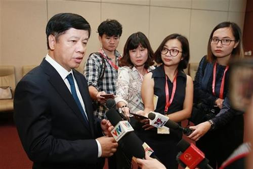 阮国强副外长接受媒体的采访。图自越通社