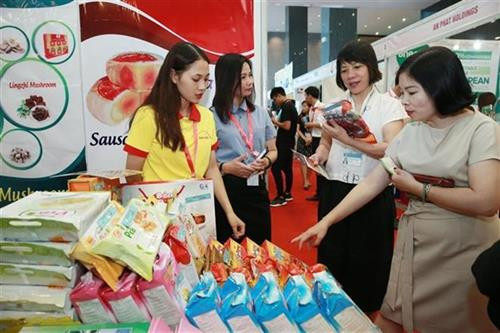 在会议期间 举行的越南商品展示活动。图自越通社