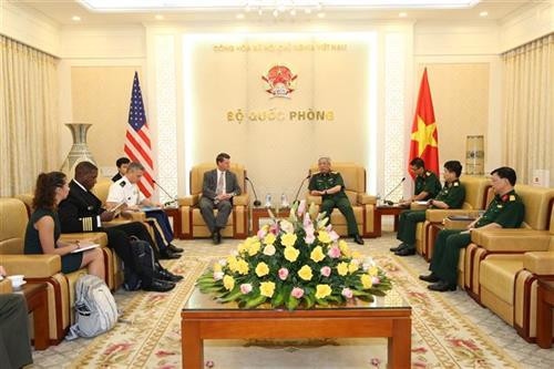 越南国防部部长阮志咏上将会见美国国防部印度太平洋安全事务助理部长兰德尔·施莱弗。图自越通社