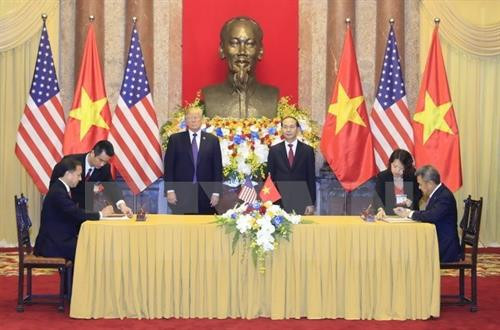 越南国家主席陈大光和美国总统特朗普见证两国合作协议签字仪式。（图片来源：越通社）