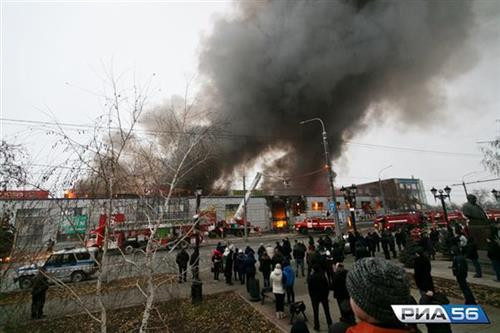 俄罗斯奥伦堡“越南市场”突发大火(图片来源:http://baonga.com) 俄罗斯奥伦堡“越南市场”突发大火(图片来源:http://baonga.com)