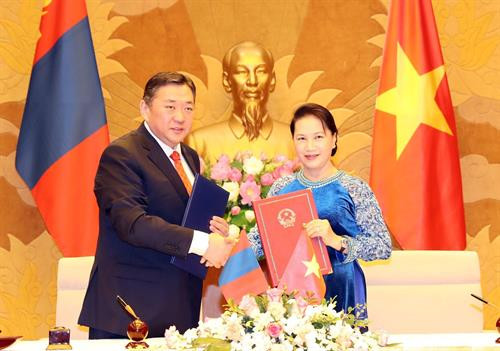 越南国会主席阮氏金银与蒙古国国家大呼拉尔主席米耶贡布•恩赫包勒德。(图片来源:越通社) 越南国会主席阮氏金银与蒙古国国家大呼拉尔主席米耶贡布•恩赫包勒德。(图片来源:越通社)