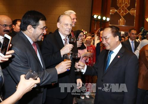 阮春福与国际友人举杯共祝东盟成立50周年暨越南加入东盟22周年。（图片来源：越通社）