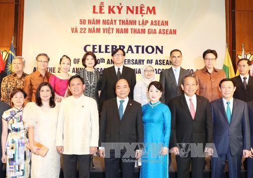 阮春福与夫人同与会代表合影留念。（图片来源：越通社）