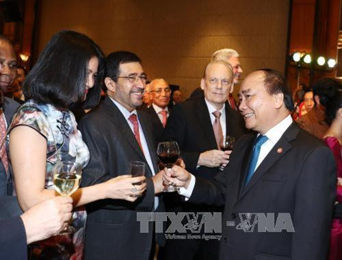 阮春福与国际友人举杯共祝东盟成立50周年暨越南加入东盟22周年。（图片来源：越通社）