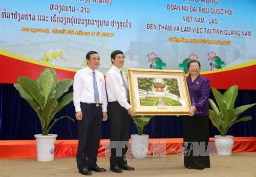 丛氏放向广南省领导赠送纪念品。(图片来源:越通社) 丛氏放向广南省领导赠送纪念品。(图片来源:越通社)