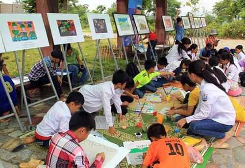 儿童们参加“我的暑假”活动。(图片来源:互联网) 儿童们参加“我的暑假”活动。(图片来源:互联网)