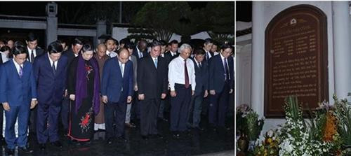 政府总理阮春福出席同禄胜利50周年纪念活动。图为: 阮春福在同禄三岔路口遗迹区为10名女冲锋青年烈士上香。越通社记者 统一摄 政府总理阮春福出席同禄胜利50周年纪念活动。图为: 阮春福在同禄三岔路口遗迹区为10名女冲锋青年烈士上香。越通社记者 统一摄