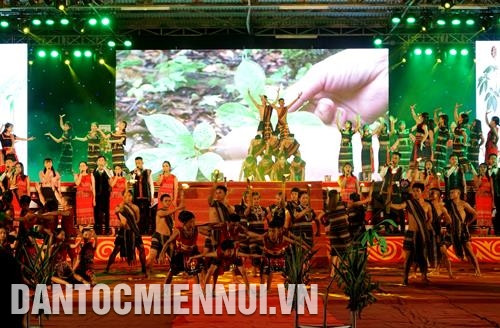 色当族同胞再现了玉灵人参象征迎水节。记者 杜长 摄 第三届玉灵人参节开幕式上的文艺演出。记者 杜长 摄